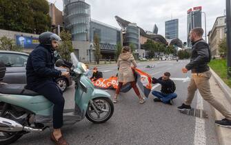 Foto Stefano Porta/LaPresse 16-10-2023 Milano, Italia - Cronaca - Gli attivisti di Ultima Generazione bloccano il traffico all’incrocio fra Viale Scarampo e Via Colleoni

October 16, 2023 Milan, Italy - News - Gli attivisti di Ultima Generazione bloccano il traffico all'incrocio tra Viale Scarampo e Via Colleoni