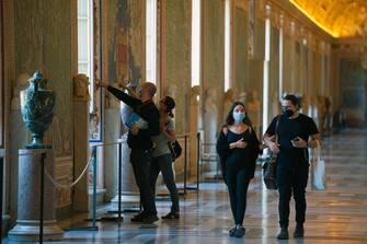 Roma, Gianni Crea il Clavigero, l'uomo che detiene le 2797 chiavi dei Musei Vaticani, riapre le porte al pubblico