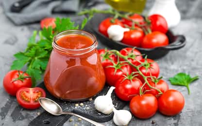 Tomato paste and fresh tomatoes, tomatos puree