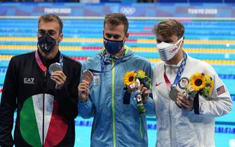 epa09375261 (L-R) Gregorio Paltrinieri of Italy (silver),  Mykhailo Romanchuk of Ukraine (bronze)  and Robert Finke of the US (gold) during the medal ceremony after the Men's 800m Freestyle Final during the Swimming events of the Tokyo 2020 Olympic Games at the Tokyo Aquatics Centre in Tokyo, Japan, 29 July 2021.  EPA/NIC BOTHMA