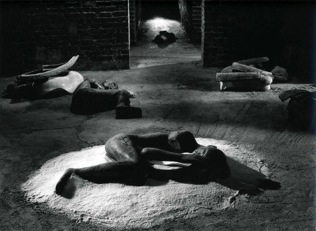 Mimmo Paladino, Dormienti, 1998. Installazione alla Roundhouse di Londra, 1999. Foto Peppe Avallone - Milano, Palazzo Citterio, maggio – luglio 2026