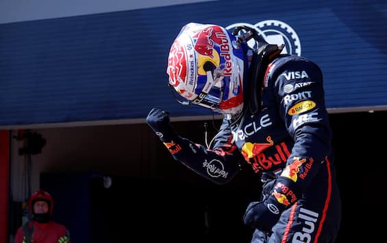 https://static.sky.it/editorialimages/8caa44459243ba59e34edc370b8e245d4581cef3/skysport/it/motori/formula-1/video/2025/05/18/f1-gp-imola-highlights-gara-video/verstappen_esultanza_social.jpg?im=Resize,width=565