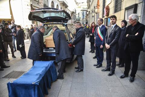 Camera ardente di Ornella Vanoni al Piccolo Teatro, l arrivo del feretro Milano 23 Novembre 2025
ANSA/MATTEO CORNER