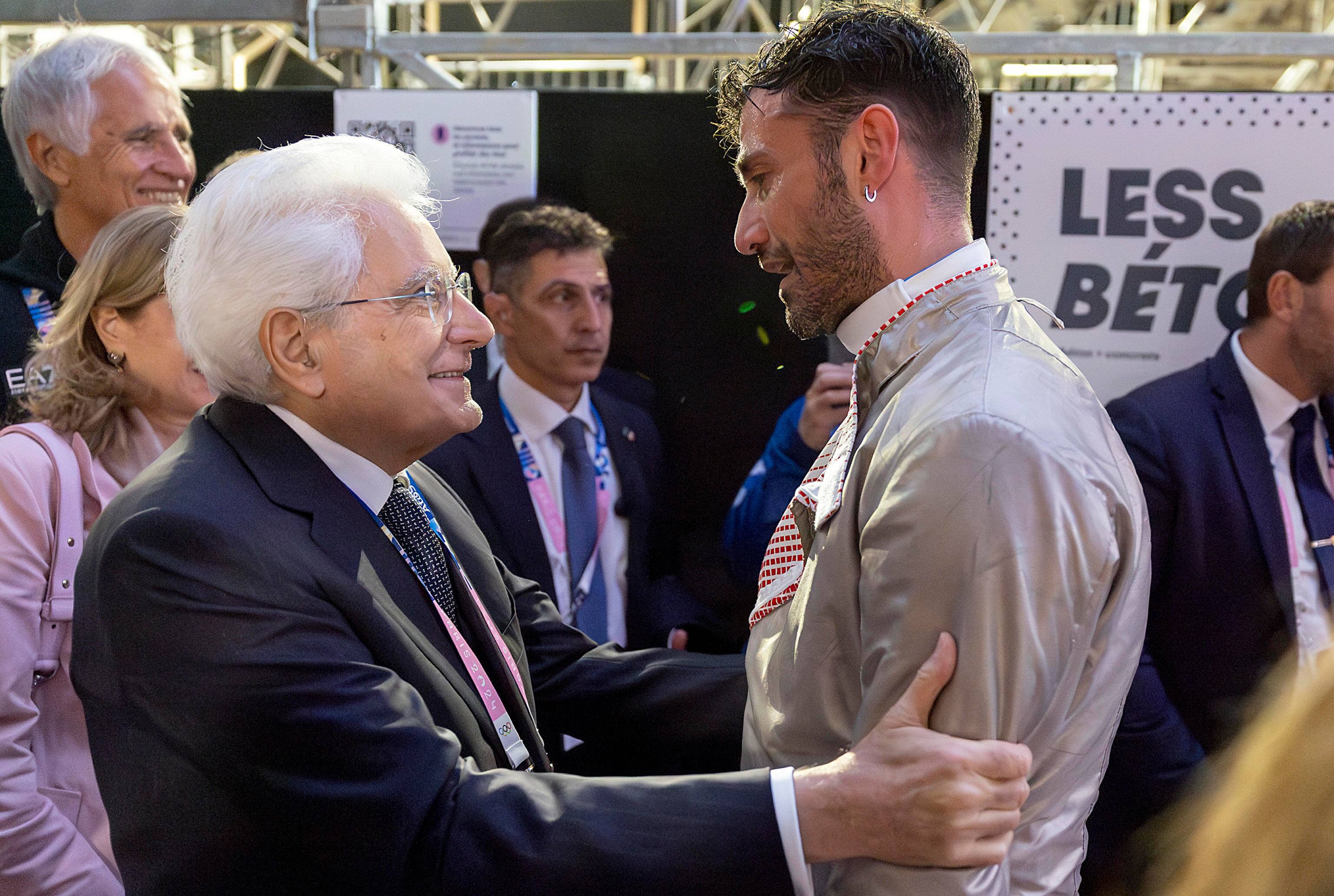 Il presidente Sergio Mattarella con Luigi Samele, bronzo sciabola alle Olimpiadi 2024 Il Presidente della Repubblica Sergio Mattarella si complimenta al termine della gara con Luigi Samele, Parigi 27 luglio 2024. ANSA/Paolo Giandotti - Uff stampa Quirinale + UFFICIO STAMPA, PRESS OFFICE, HANDOUT PHOTO, NO SALES, EDITORIAL USE ONLY + NPK