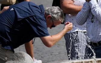 Turisti e cittadini si rinfrescano alle fontane di piazza del popolo a Roma,17 luglio 2023
ANSA/MASSIMO PERCOSSI