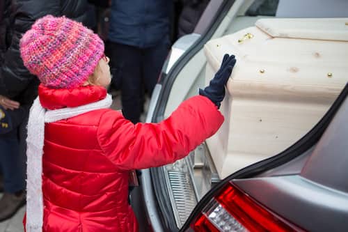 Una delle figlie di Eleonora Girolimini, la donna di 39 anni, madre di 4 figli, morta nella calca della discoteca Lanterna azzurra di Corinaldo, proteggendo la figlia di 11 anni che aveva accompagnato nel locale per un dj set di Sfera Ebbasta, durante i funerali nel Duomo di Senigallia, 15 dicembre 2018.   ANSA/Cristian Ballarini 

