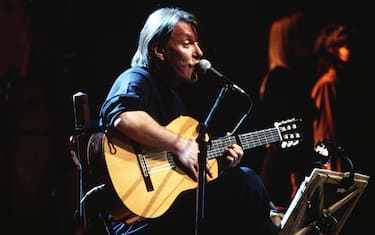Italian singer-songwriter Fabrizio De AndrÃ¨ performing his last concert at Teatro Brancaccio di Rome, Italy, 1998. (Photo by Luciano Viti/Getty Images)