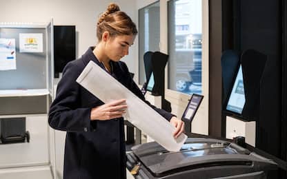 Forum for Democracy (FvD) leader Lidewij de Vos casts her ballot for for the Dutch parliamentary elections in a polling station in The Hague, on October 29, 2025. Polls opened on October 29, 2025 in a knife-edge Dutch election seen as a bellwether for the strength of Europe's far-right, with all eyes on the performance of anti-Islam firebrand Geert Wilders. (Photo by Robin Utrecht / various sources / AFP) / Netherlands OUT