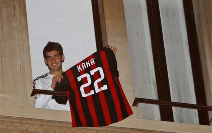 Kakà mostra la maglia del Milan ai tifosi assiepati sotto casa sua dopo l'annuncio di Berlusconi