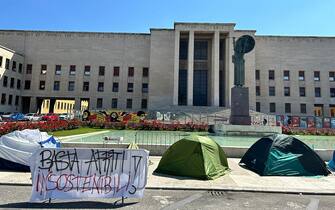 Leone, 21 anni, coordinatore di Sinistra Universitaria con i ragazzi delle tende (Roma dopo Milano) e il gruppo di lavoro di Bernini durante la protesta all'esterno della Sapienza contro il caro affitti, Roma, 9 Maggio 2023. ANSA/ANNACHIARA DI MOTTOLA