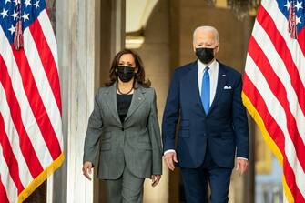 Joe Biden e Kamala Harris hanno parlato dalla National Statuary Hall, una delle sale più imponenti di Capitol Hill che, un anno fa, fu una delle tante aree del Campidoglio presa d'assalto dai sostenitori di Trump