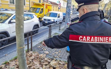 Carabinieri sul posto dove la scorsa notte un ragazzo ha teso un cavo di acciaio ad altezza d'uomo, perpendicolare alla carreggiata, legandolo ad un albero, Milano, 4 Gennaio 2024. ANSA/ ANDREA FASANI