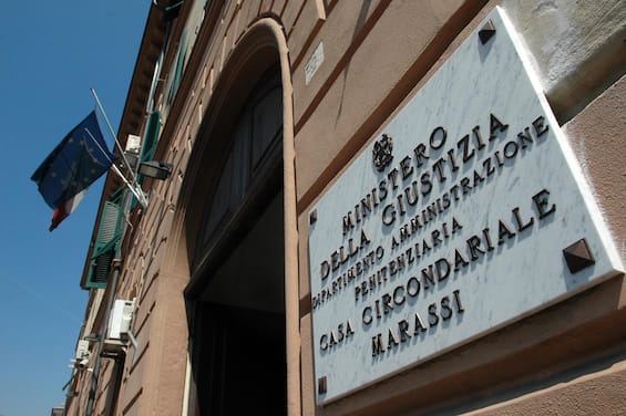 Genova, rivolta nel carcere di Marassi: decine di detenuti fuori dalle celle