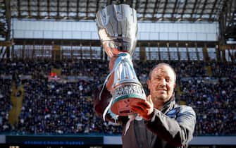 L'allenatore del Napoli Rafael Benitez con la Supercoppa italiana vinta contro la Juventus, festeggia davanti a venticinquemila tifosi che hanno accolto i giocatori per l'allenamento a porte aperte che si sta svolgendo allo stadio San Paolo, 2 gennaio 2015.
ANSA / PRIMA PAGINA