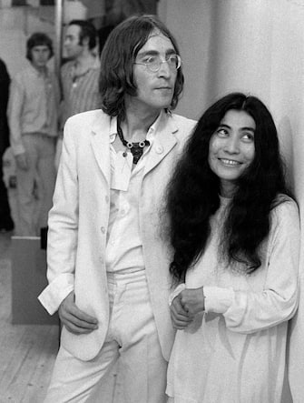Beatle John Lennon (1940 - 1980) and his girlfriend Yoko Ono at the Robert Fraser Gallery in Duke St, Grosvenor Square, London, 1968. (Photo by Andrew Maclear/Hulton Archive/Getty Images)