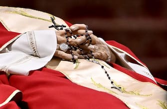La salma di Benedetto XVI a San Pietro