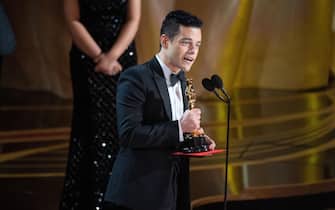 epa07395713 A handout photo made available by the Academy of Motion Picture Arts and Science (AMPAS) shows Rami Malek accepts the Oscar for performance by an actor in a leading role during the 91st annual Academy Awards ceremony at the Dolby Theatre in Hollywood, California, USA, 24 February 2019. The Oscars are presented for outstanding individual or collective efforts in 24 categories in filmmaking.  EPA/TEREKAH NAJUWAN / AMPAS / HANDOUT   THE IMAGE MAY NOT BE ALTERED AND IS FREE FOR EDITORIAL USE ONY IN REPORTING ABOUT THE EVENT. ONE TIME USE ONLY. MANDATORY CREDIT. HANDOUT EDITORIAL USE ONLY/NO SALES *** Local Caption *** 54174449