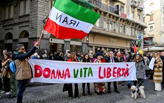 Marisa Laurito alla  manifestazione davanti al teatro Trianon di Napoli contro le violenze in Iran promossa dall'attrice napoletana alla quale hanno aderito numerosi artisti e associazioni con una petizione che in pochi giorni ha raccolto 85mila firme, 7 gennaio 2023
ANSA / CIRO FUSCO