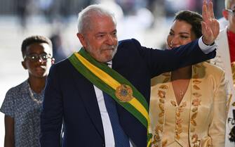 epa10385777 Brazil's President Luiz Inacio Lula da Silva (L) and First Lady Rosangela da Silva (R) react following Lula's inauguration ceremony in Brasilia, Brazil, 01 January 2023. Lula was sworn in for his third term as President of Brazil after winning the October 2022 general elections.  EPA/Andre Borges