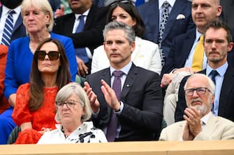 LONDON, ENGLAND - JULY 13: Eric Bana, Rebecca Gleeson and James Whishaw applaud as they attend day eleven of the Wimbledon Tennis Championships at All England Lawn Tennis and Croquet Club on July 13, 2023 in London, England. (Photo by Karwai Tang/WireImage)