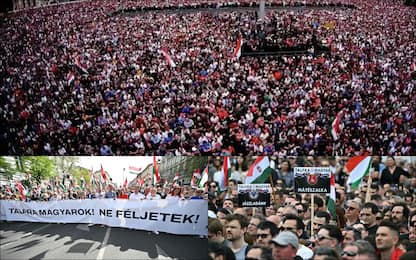 Ungheria, migliaia in piazza a Budapest per manifestare contro Orban