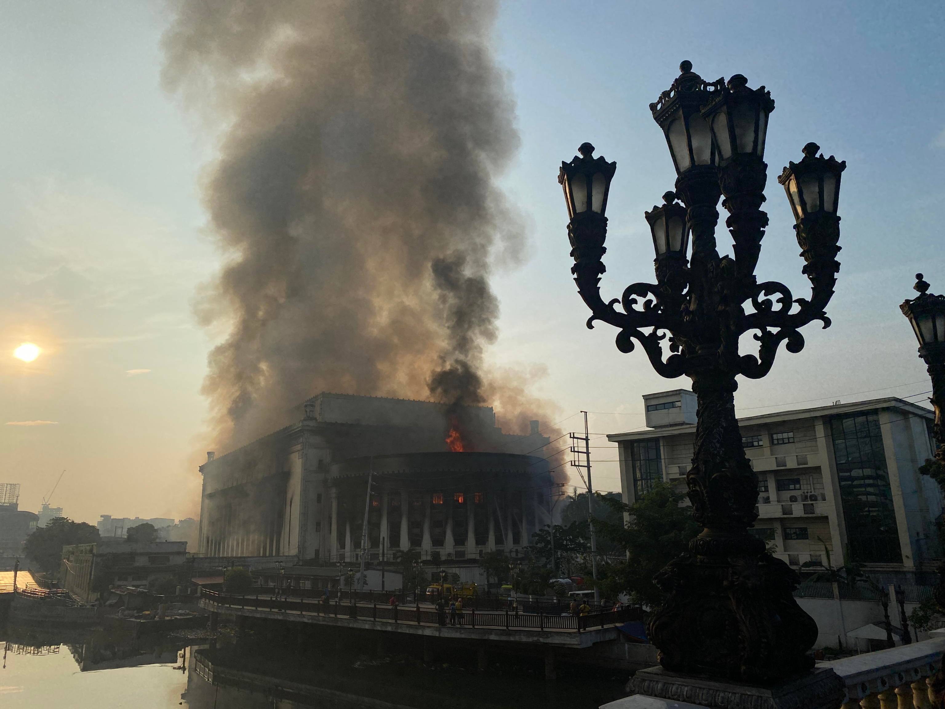 Incendio al palazzo delle Poste a Manila Incendio al palazzo delle Poste a Manila