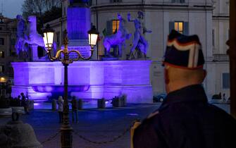 La fontana dei Dioscuri, al centro della piazza del Quirinale, di fronte all'ingresso del palazzo, illuminata per la Giornata Mondiale dell'Autismo, Roma, 01 aprile 2022.  ANSA / Paolo Giandotti - Ufficio per la Stampa e la Comunicazione della Presidenza della Repubblica   +++ ANSA PROVIDES ACCESS TO THIS HANDOUT PHOTO TO BE USED SOLELY TO ILLUSTRATE NEWS REPORTING OR COMMENTARY ON THE FACTS OR EVENTS DEPICTED IN THIS IMAGE; NO ARCHIVING; NO LICENSING +++