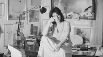 The actress and icon of Italian cinema Anna Magnani posing smiling seated on the desk for a photo shooting made in her house. Rome, May 1968 (Photo by Walter Mori\Mondadori Portfolio\Mondadori via Getty Images)