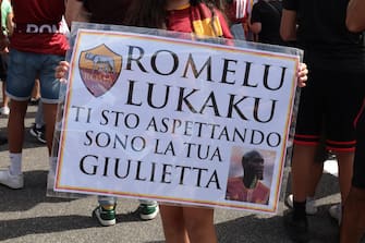 Tifosi della Roma in attesa dell'arrivo all'Aeroporto di Ciampino di Romelu Lukaku, Roma, 29 Agosto 2023. ANSA/TELENEWS