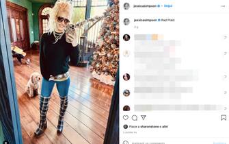 Jessica Simpson si fa un selfie con alle spalle il agnolino e l'alberto di natae addobbato