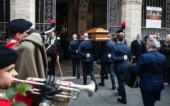 Il feretro del presidente del Consiglio di Stato, Franco Frattini, viene portato a spalla nella Basilica dei Santi Apostoli, Roma, 27 dicembre 2022. ANSA/ANGELO CARCONI