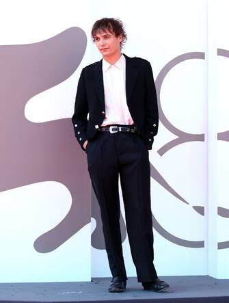 05-frank-dillane-venezia-red-carpet-getty - 1
