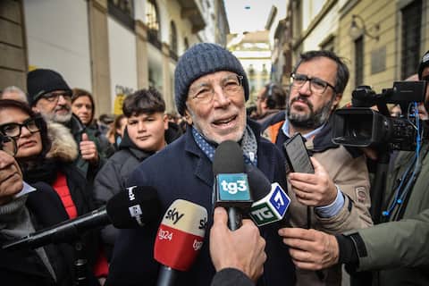 Gabriele Salvatores alla camera ardente di Ornella Vanoni al Piccolo Teatro, l arrivo del feretro Milano 23 Novembre 2025
ANSA/MATTEO CORNER