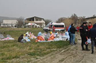 Sale a 33, ma é un dato sempre provvisorio, il bilancio dei migranti morti stamattina a "Steccato" di Cutro, nel Crotonese, dopo che il peschereccio sul quale si trovavano si è spezzato in due. Un bilancio che è destinato certamente ad aggravarsi. Intanto è stato trovato sulla spiaggia un gruppo di migranti vivi, una cinquantina, che si trovavano sullo stesso peschereccio sul quale viaggiavano le vittime. I superstiti sono stati soccorsi e rifocillati dal personale del 118 e della Croce rossa, 26 febbraio 2023. ANSA/GIUSEPPE PIPITA