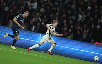 epa11000340 Milan Skriniar (L) of PSG in action against Anthony Gordon (C) of Newcastle during the UEFA Champions League group F match between Paris Saint-Germain and Newcastle United in Paris, France, 28 November 2023.  EPA/MOHAMMED BADRA