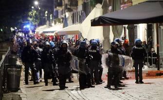 Polizia, Carabinieri e soccorritori sulla scena di una rissa tra tifosi del PSG e tifosi del Milan, ieri sera nella zona dei Navigli, Milano, Italia 07 novembre 2023. Durante l'incidente di violenza, un tifoso francese è stato pugnalato (non è in pericolo di vita) e due poliziotti sono rimasti feriti. Stasera, allo stadio Meazza di Milano, AC Milan e PSG FC giocheranno una partita di Champions League. /// Italian Police, Carabinieri and rescuers on the scene of a fight between PSG fans and AC Milan fans, late last night in the Navigli area, Milan, Italy 07 November 2023. During the incident of violence, a French fan was stabbed (not life threatening) and two policemen were injured. Tonight, at the Meazza stadium in Milan, AC Milan and PSG FC will play a Champions League match.     ANSA / Paolo Salmoirago    +++ BEST QUALITY AVAILABLE +++