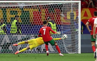 epa11451306 Goalkeeper Jan Oblak of Slovenia saves a penalty from Cristiano Ronaldo of Portugal  during the UEFA EURO 2024 Round of 16 soccer match between Portugal and Slovenia, in Frankfurt Main, Germany, 01 July 2024.  EPA/ANNA SZILAGYI