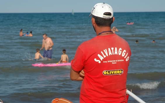 rimini sciopero bagnini il weekend prima di ferragosto ecco perch233