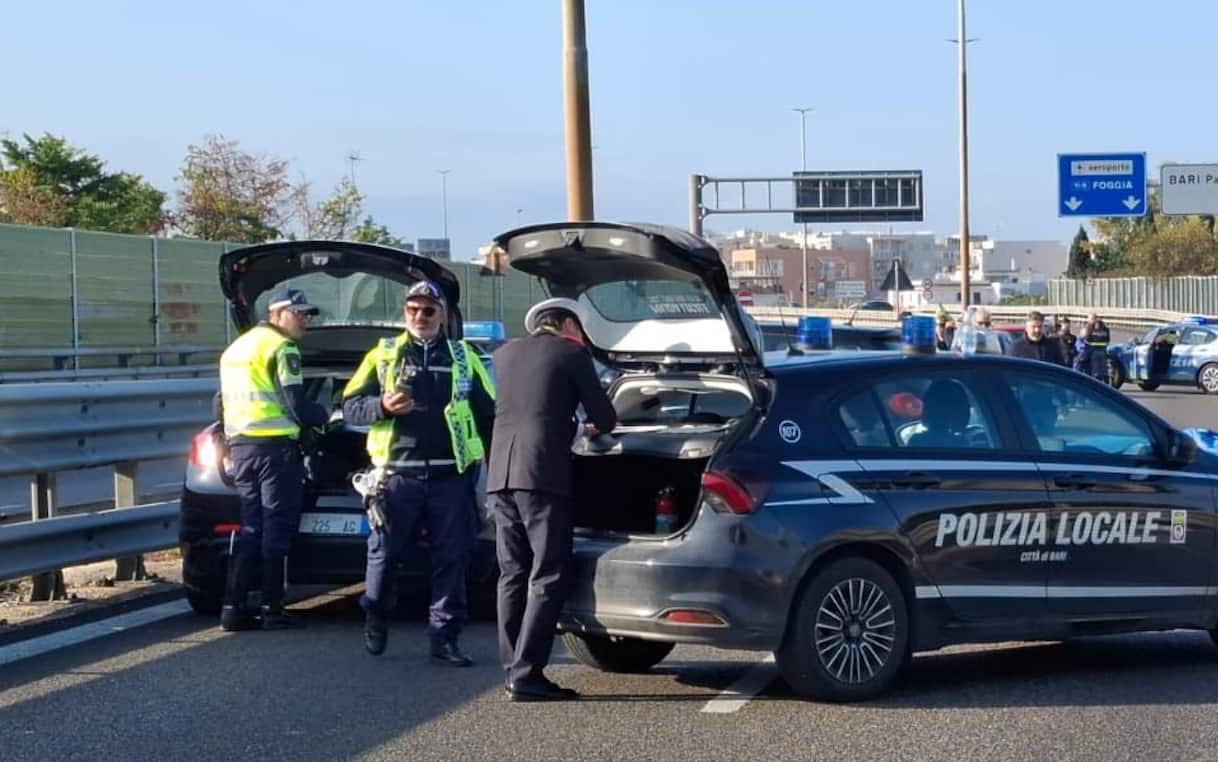 Bari, travolto mentre soccorre un automobilista sulla statale 16: morto 25enne