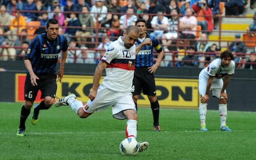 Forward of Genoa, Rodrigo Palacio, scores by penalty the goal during the Italian Serie A soccer match FC Internazionale Milano vs CFC Genoa at Giuseppe Meazza stadium in Milan, Italy on 01 April 2012. On Right French goalkepeer of Genoa, Sebastien Frey.
ANSA/PIER PAOLO FERRERI