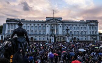 La folla fuori da Buckingham Palace dopo la morte della Regina Elisabetta