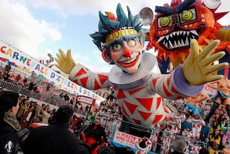 VIAREGGIO, ITALY:  A giant carnival float parades through the streets of Viareggio during the annual carnival parade in the Tuscany's city of Viareggio, 08 February 2004. Viareggio, the most important Italian carnival parade, usually shows in its ironical representations Italian and international political figures.     AFP PHOTO/Andreas Solaro  (Photo credit should read ANDREAS SOLARO/AFP via Getty Images)
