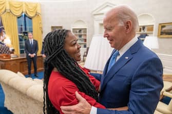 “Dopo mesi di ingiusta detenzione in Russia, trattenuta in circostanze intollerabili, Brittney torna tra le braccia dei suoi cari”. Lo ha detto Joe Biden commentando in una dichiarazione alla stampa il rilascio della cestista americana Brittney Griner da parte delle autorità russe