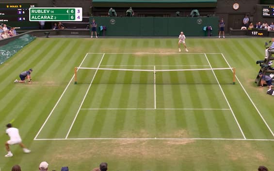 https://static.sky.it/editorialimages/8e40f1c89879415edfa8578c02af658fed1d5b0c/skysport/it/tennis/video/2025/07/06/wimbledon-rublev-alcaraz-punto-video/alcaraz_rublev_wimbledon_og_image.jpg?im=Resize,width=565