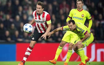 epa05060382 Luuk de Jong (R) of PSV Eindhoven duels with Sergei Ignashevich of CSKA Moscow during the UEFA Champions League match in Eindhoven, The Netherlands, 8 December 2015.  EPA/OLAF KRAAK
