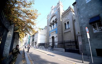 Un militare presidia la sinagoga ebraica di via della Guastalla dopo che un uomo ebreo è stato accoltellato in strada in via San Gimignano, Milano, 13 novembre.  ANSA/STEFANO PORTA