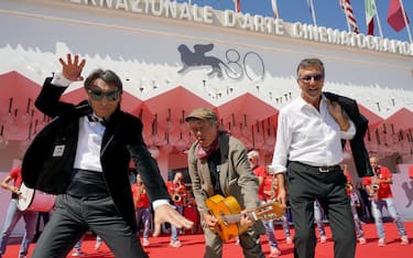 Italian actor Paolo Rossi (C), Italian musician Paolo Jannacci (L) and Italian director Giorgio Verdelli (R) arrive for the premiere of 'Enzo Jannacci Vengo Anch'io' during the 80th Venice Film Festival in Venice, Italy, 08 September 2023. The movie is presented out of competition at the festival running from 30 August to 09 September 2023.  ANSA/ETTORE FERRARI


