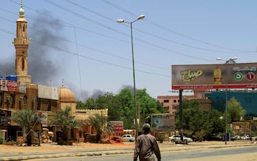 Smoke rises behind a mosque in Khartoum on April 19, 2023, as fighting between the army and paramilitaries raged for a fifth day after a 24-hour truce collapsed. - The violence erupted on April 15 between the forces of two generals who seized power in a 2021 coup: army chief Abdel Fattah al-Burhan and his deputy, Mohamed Hamdan Daglo, who commands the paramilitary Rapid Support Forces (RSF). (Photo by AFP)