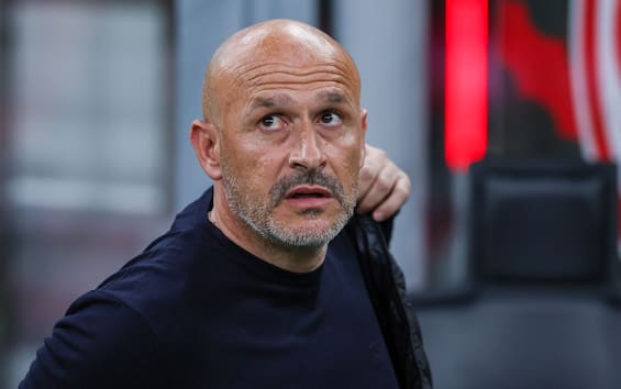 https://static.sky.it/editorialimages/8e77dc0ba9e28ee0eb929cc76bf502f9e817ed42/skysport/it/calcio/calciomercato/video/2025/05/21/milan-tare-ds-italiano-allenatore-video/ipa_italiano.jpg?im=Resize,width=565