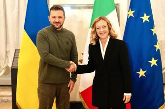 meloni politica estera Italian Prime Minister Giorgia Meloni (R) and Ukrainian President Volodymyr Zelensky shake hands as they make statements to the press after a meeting at Villa Doria Pamphilj in Rome, Italy, 10 October 2024.
ANSA/ UFFICIO STAMPA PRESIDENZA DEL CONSIGLIO/ FILIPPO ATTILI +++ ANSA PROVIDES ACCESS TO THIS HANDOUT PHOTO TO BE USED SOLELY TO ILLUSTRATE NEWS REPORTING OR COMMENTARY ON THE FACTS OR EVENTS DEPICTED IN THIS IMAGE; NO ARCHIVING; NO LICENSING +++ NPK +++